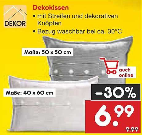 Dekokissen mit Streifen und dekorativen Knöpfen