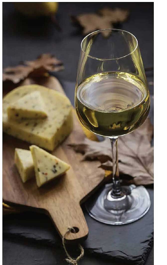 Edler Weißwein und köstlicher Käse im Set