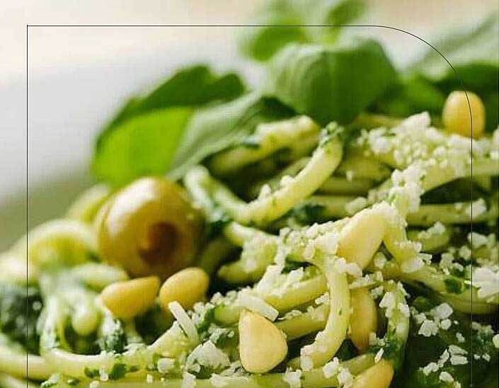 Pasta mit Pesto und Pinienkernen