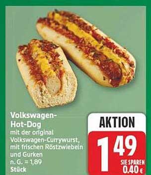 Volkswagen-Hot-Dog mit der original Volkswagen-Currywurst, mit frischen Röstzwiebeln und Gurken