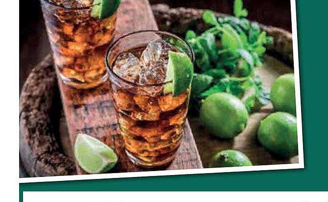 Erfrischendes Getränk mit Limette und Minze