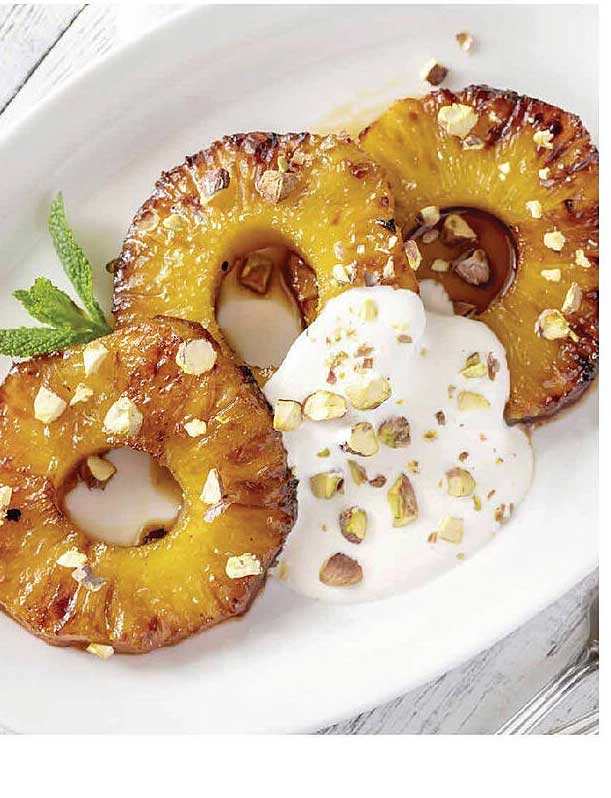 Gegrillte Ananas mit Joghurt und Pistazien