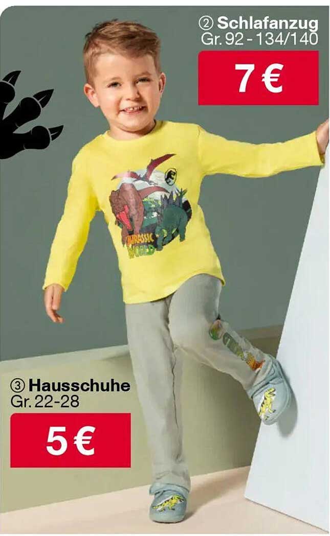 Schlafanzug und Hausschuhe für Kinder im Woolworth-Prospekt
