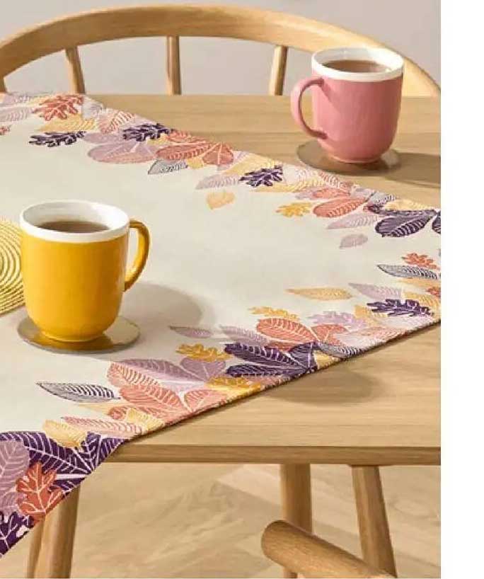 Tischläufer mit buntem Blattmotiv