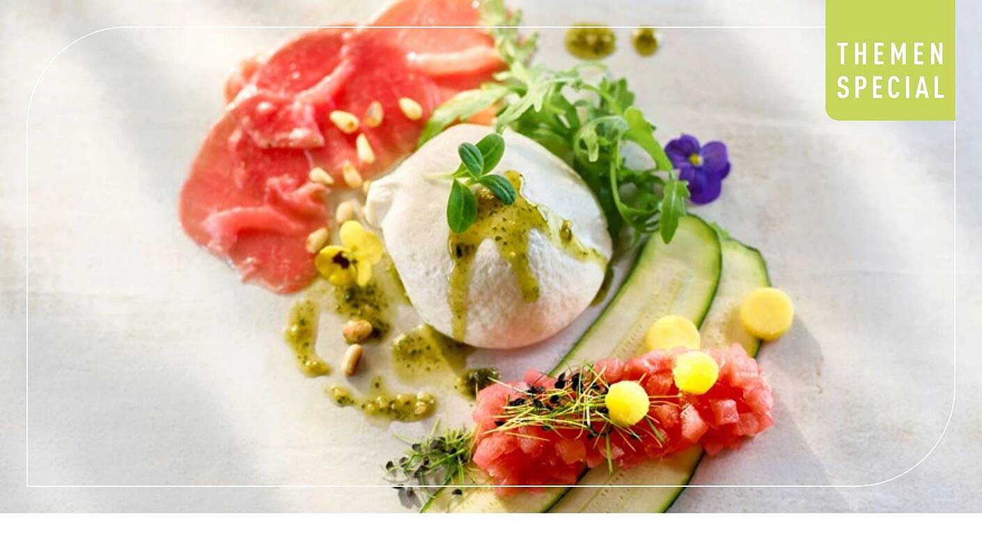 Burrata mit frischem Gemüse und aromatischem Pesto