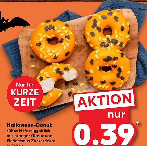 Halloween-Donut süßes Hefeteiggebäck mit oranger Glasur und Fledermaus-Zuckerdekor