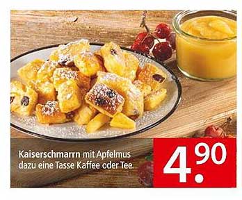 Kaiserschmarrn mit Apfelmus und einer Tasse Kaffee oder Tee