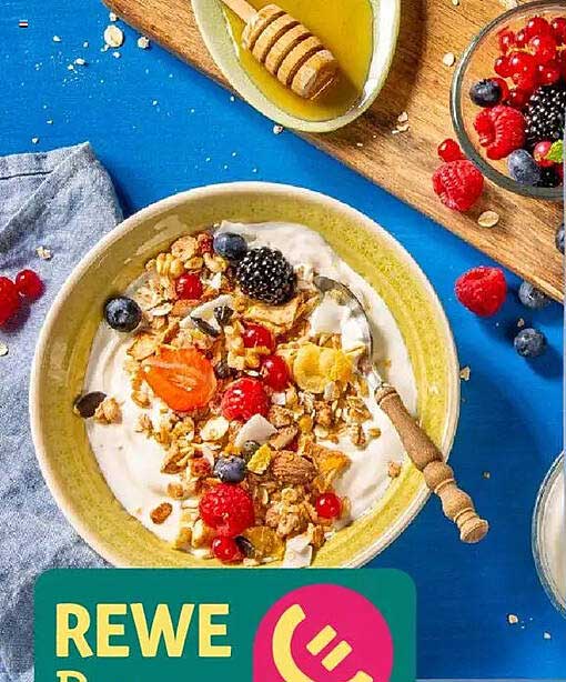 Müsli mit frischen Beeren und Honig