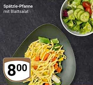 Spätzle-Pfanne mit Blattsalat