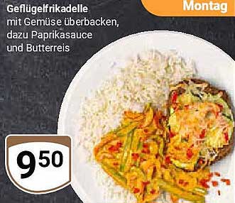 Geflügefrikadelle mit Gemüse überbacken, dazu Paprikasauce und Butterreis