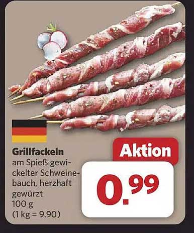 Grillfackeln am Spieß gewickelter Schweinebauch, herzhaft gewürzt