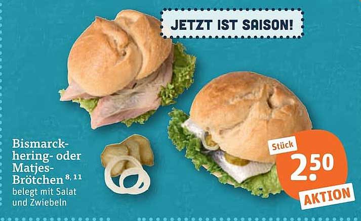 Bismarckhering- oder Matjes-Brötchen belegt mit Salat und Zwiebeln
