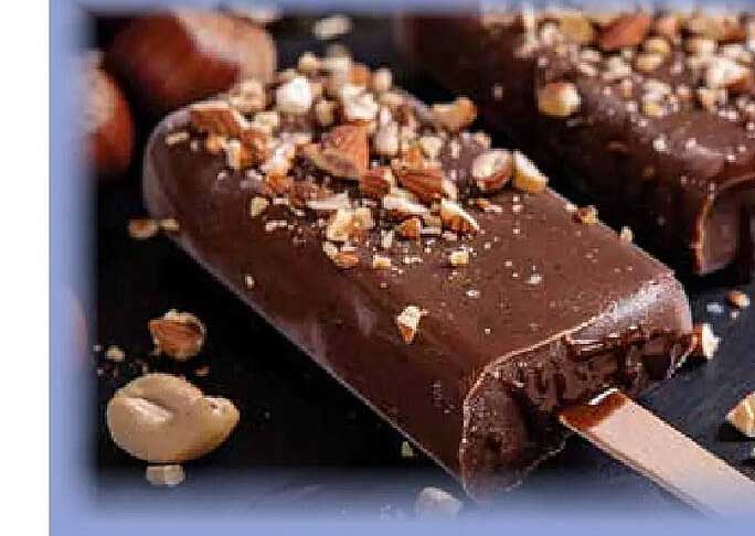 Eis am Stiel mit Nussstückchen