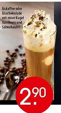 Eiskaffee oder Eisschokolade mit einer Kugel Vanilleis und Sahnehaube.