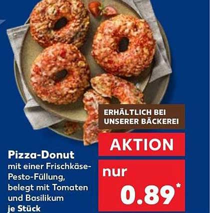 Pizza-Donut mit einer Frischkäse-Pesto-Füllung, belegt mit Tomaten und Basilikum je Stück