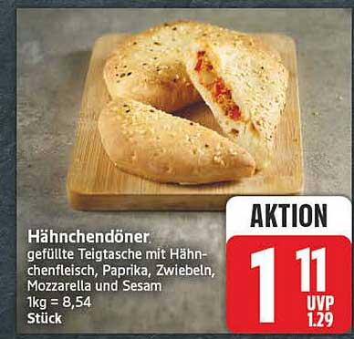 Hähnchendöner gefüllte Teigtasche mit Hähnchenfleisch, Paprika, Zwiebeln, Mozzarella und Sesam