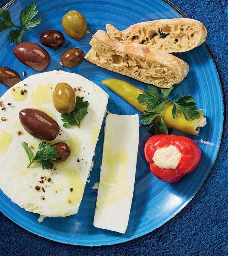 Mediterraner Olivenmix mit Feta und Brot