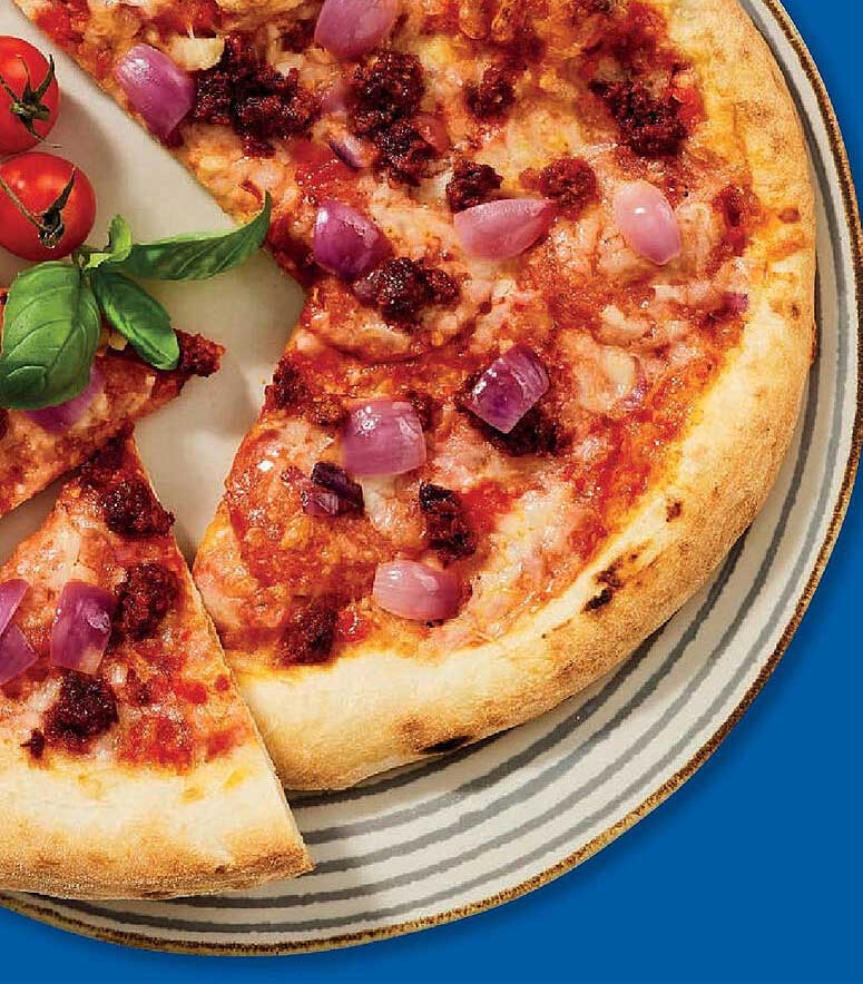 Pizza mit würziger Salami und roten Zwiebeln