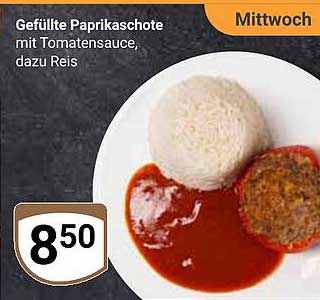 Gefüllte Paprikaschote mit Tomatensauce, dazu Reis