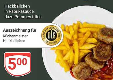 Hackbällchen in Paprikasauce, dazu Pommes frites