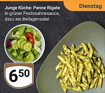 Junge Küche: Penne Rigate in grüner Pestosahnesauce, dazu ein Beilagensalat
