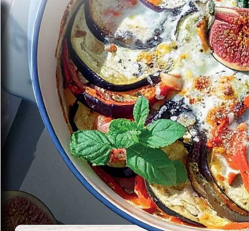 Vegetarische Auflauf-Komposition mit Auberginen und Paprika