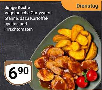 Vegetarische Currywurstpfanne mit Kartoffelspalten und Kirschtomaten