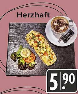 Herzhaftes Omelette mit Salat und Kaffee