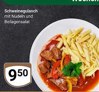 Schweinegulasch mit Nudeln und Beilagensalat