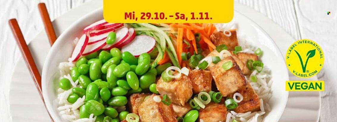 Veganer Reissalat mit gebratenem Tofu und frischem Gemüse