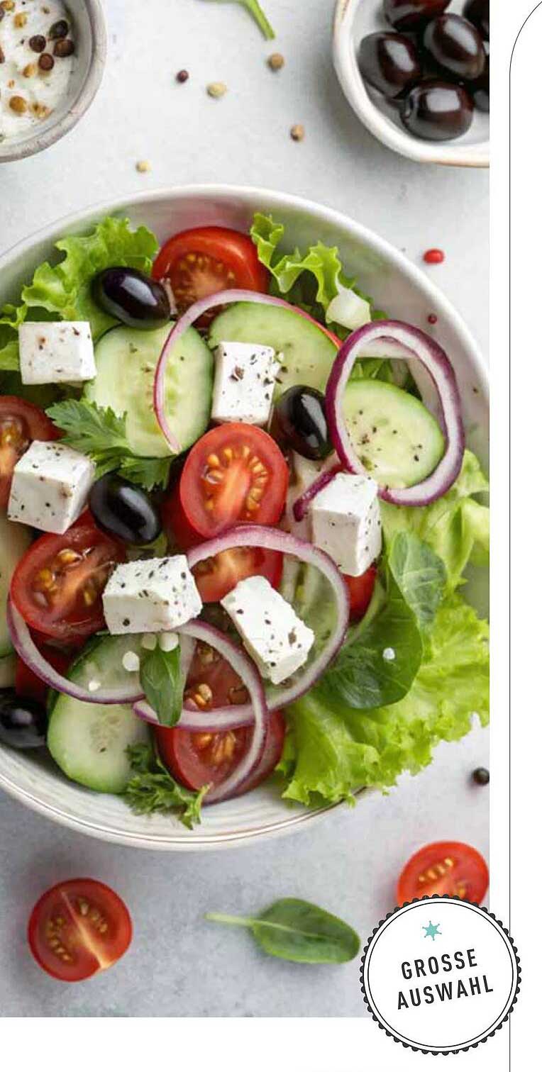 Frischer Salat mit Feta und Oliven