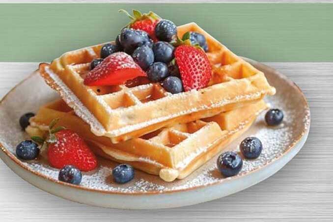 Waffeln mit frischen Beeren und Puderzucker