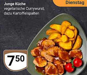 Junge Küche vegetarische Currywurst, dazu Kartoffelspalten