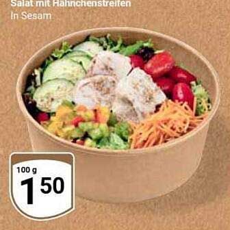 Salat mit Hähnchenstreifen in Sesam