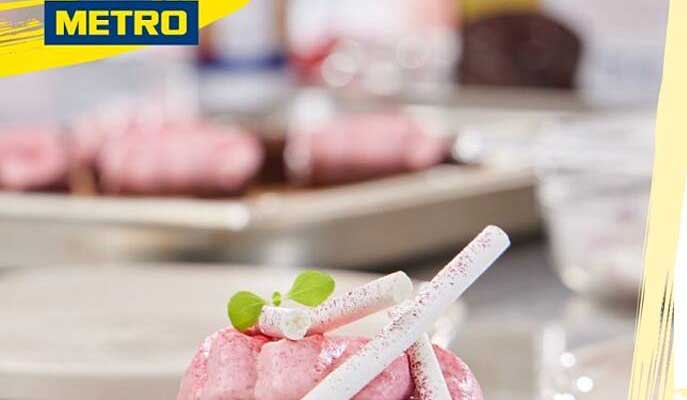 Sahnige Erdbeermousse mit knackigen Schokoladensticks