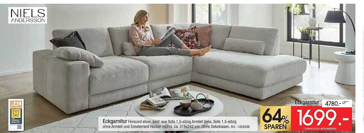 Eckgarnitur Feincord silber, best. aus Sofa 1,5-sitzig Armteil links, Sofa 1,5-sitzig ohne Armteil und Eckelement Hocker rechts. ca. 316x242 cm. Ohne Dekokissen. Art.: 1424548