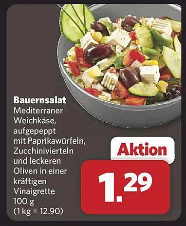 Bauernsalat - Mediterraner Weichkäse mit Paprikawürfeln und Zucchinivierteln