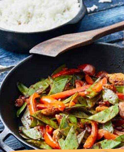 Bunte Wok-Gemüsepfanne mit frischem Reis