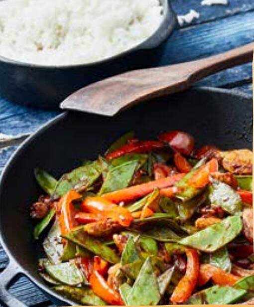 Leckeres Wokgemüse mit frischem Obst und Beilagen