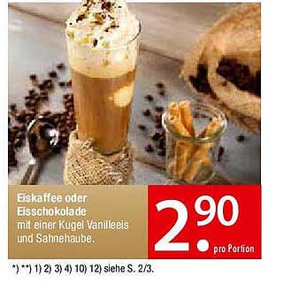 Eiskaffee oder Eisschokolade mit einer Kugel Vanilleeis und Sahnehaube