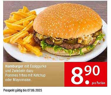 Hamburger mit Essiggurke und Zwiebeln dazu Pommes frites mit Ketchup oder Mayonnaise