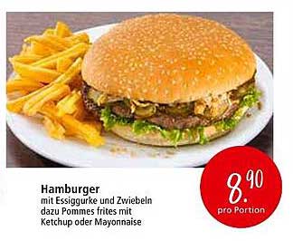 Hamburger mit Essiggurken und Zwiebeln dazu Pommes frites mit Ketchup oder Mayonnaise