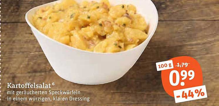 Kartoffelsalat mit geräucherten Speckwürfeln in einem würzigen, klaren Dressing