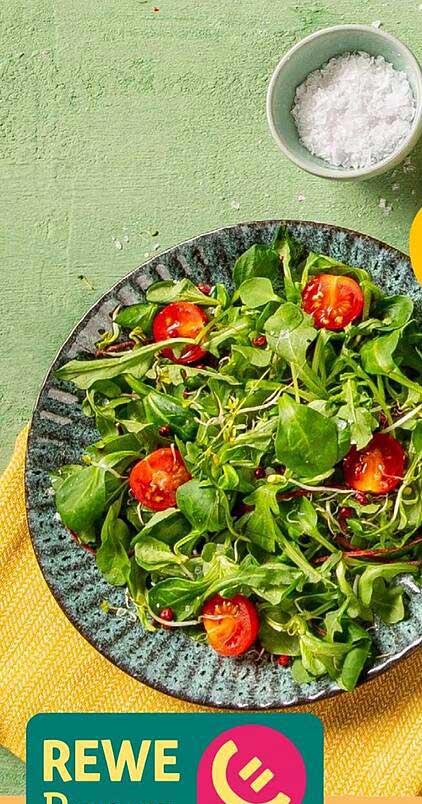 Frischer Salatmix mit Rucola und Kirschtomaten