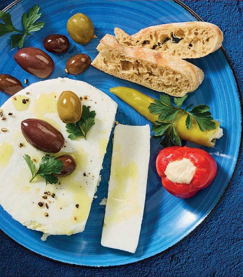 Mediterrane Olivenplatte mit Feta und Baguette